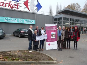 remise du chèque factice par Carrefour-Market