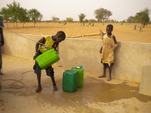 enfant participant à la corvée d'eau